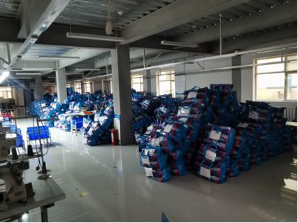 我在服裝廠做小工,女主管拉開衣領(lǐng)給我看,讓我要她